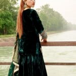 Simi Chahal Instagram - sanu nehar wale pull te bulaake… Makeup : @dikshaxmakeup Suit : @inarabyginnimander Jewelry : @theurbanglitter Hair : @hair_styling_bypreeti @nazariyastories @pencil_bicycler @lens___ationn