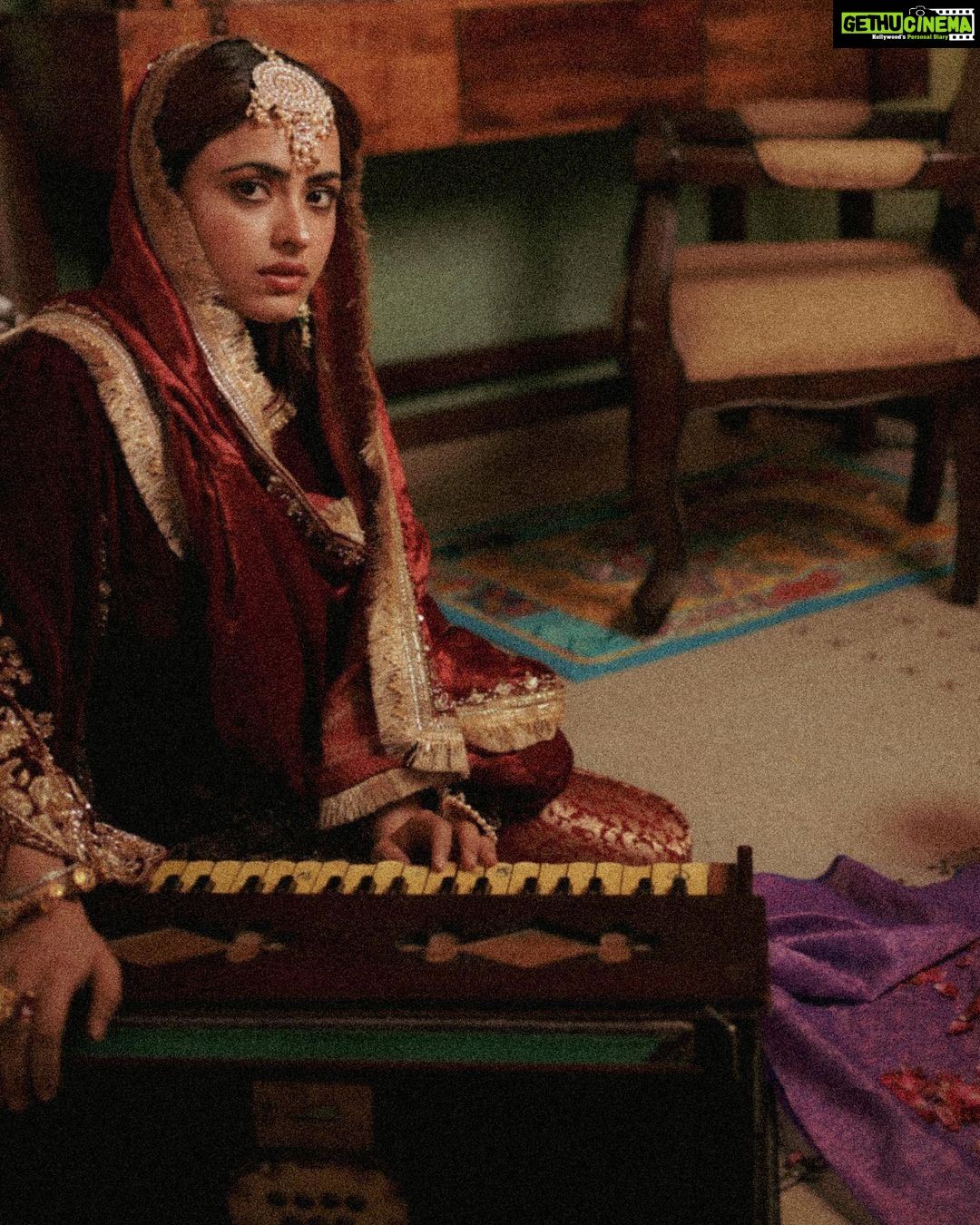 Simi Chahal Instagram - mujhse pehli si mohobatt… Jewelry : @theurbanglitter Suit : @inarabyginnimander Makeup : @dikshaxmakeup Hair : @hair_styling_bypreeti Concept by : @nazariyastories Shot by : @pencil_bicycler @lens__ationn @aditisethii