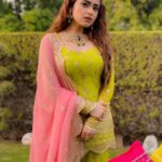 Simi Chahal Instagram – 💚

 

Suit : @aliwarofficial 
Jewels : @theurbanglitter 
Photography : @kunwararorax 
HMU : @damsel_makeupcrew