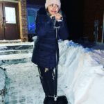 Simi Chahal Instagram – Do you want to build a snowman ?? ⛄️

#mandatory posing sesh 😅❄️

#snow #posing #canada #fun #fam
