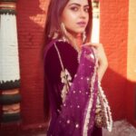 Simi Chahal Instagram – parde mai rehne do…😌🥰

Suit : @the_rosegirl 
Jewellery : @ajewelsbyanmol 
Photographey : @maniksharma.cc 
Hair : @krishna.hairstylist 
Makeup : @prabhakarchande_makeupartist