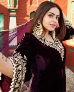 Simi Chahal Instagram - parde mai rehne do…😌🥰 Suit : @the_rosegirl Jewellery : @ajewelsbyanmol Photographey : @maniksharma.cc Hair : @krishna.hairstylist Makeup : @prabhakarchande_makeupartist