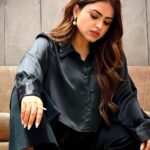 Simi Chahal Instagram – this pose ruined my favourite pair of boots👢 but i guess that’s okay🙂🙃

,

Makeup : @prabhakarchande_makeupartist 
Hair : @krishna.hairstylist