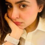 Simi Chahal Instagram – say Hi to CLOSE- ups  and WEIRD angles 👽👋🏼
