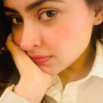 Simi Chahal Instagram – say Hi to CLOSE- ups  and WEIRD angles 👽👋🏼
