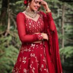 Simi Chahal Instagram – find the odd one out 💃🏻

‘

HMU : @damsel_makeupcrew

Lehnga : @the_rosegirl

Jewelry : @theurbanglitter