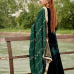 Simi Chahal Instagram - sanu nehar wale pull te bulaake… Makeup : @dikshaxmakeup Suit : @inarabyginnimander Jewelry : @theurbanglitter Hair : @hair_styling_bypreeti @nazariyastories @pencil_bicycler @lens___ationn