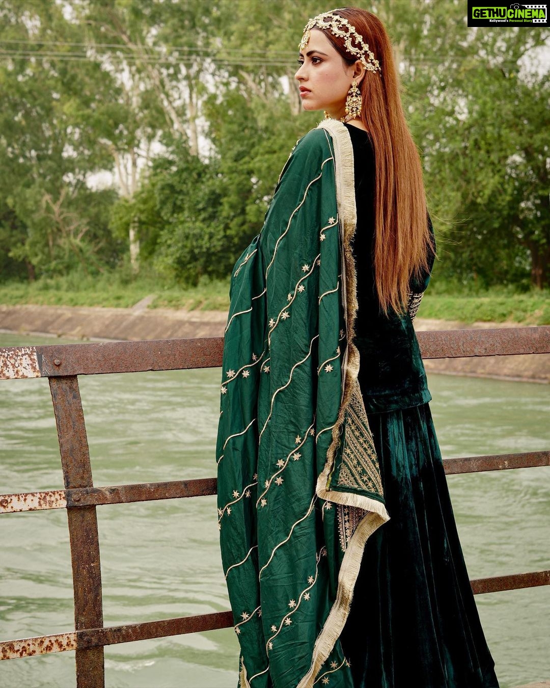 Simi Chahal Instagram - sanu nehar wale pull te bulaake… Makeup : @dikshaxmakeup Suit : @inarabyginnimander Jewelry : @theurbanglitter Hair : @hair_styling_bypreeti @nazariyastories @pencil_bicycler @lens___ationn