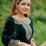 Simi Chahal Instagram - ✨ Makeup : @dikshaxmakeup Suit : @inarabyginnimander Jewelry : @theurbanglitter Hair : @hair_styling_bypreeti @nazariyastories @pencil_bicycler @lens___ationn