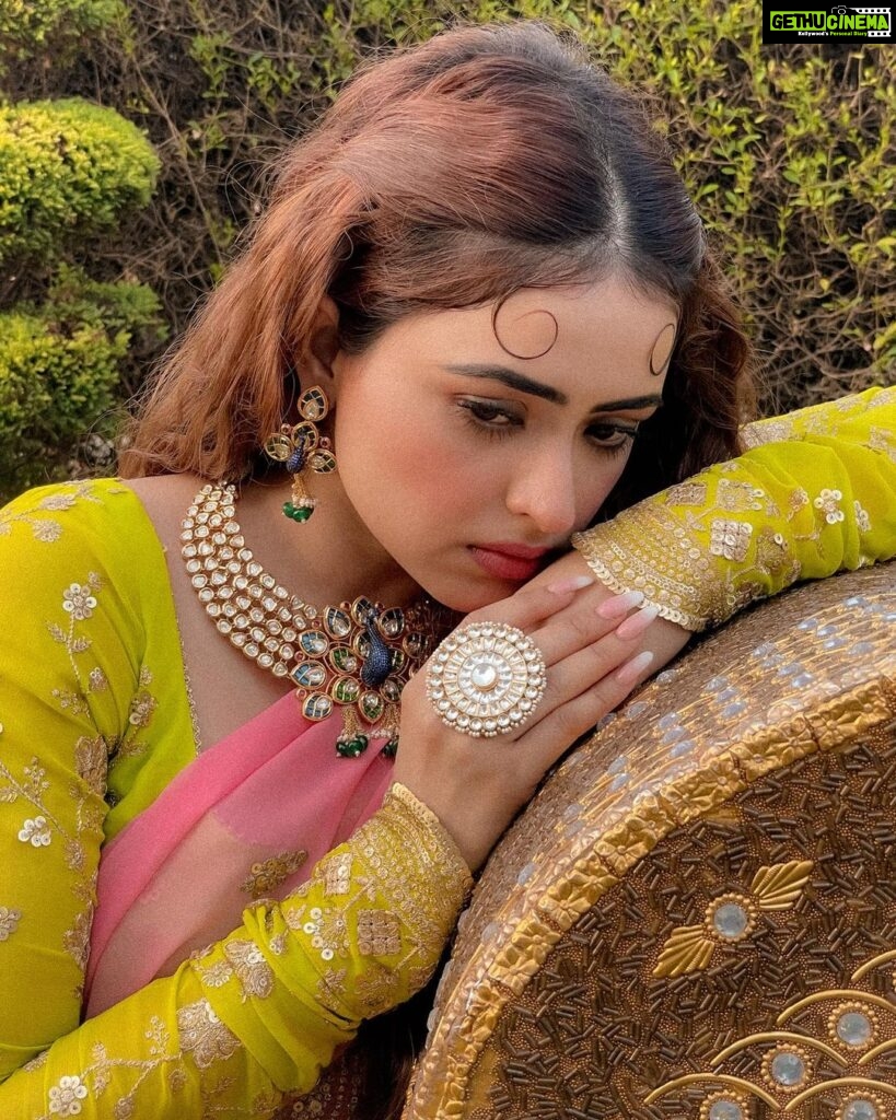 Simi Chahal Instagram - Dil ye mera tere dil se jaa juda hai…💚 HMU : @damsel_makeupcrew Jewelry : @theurbanglitter Suit : @aliwarofficial Photography : @kunwararorax