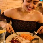Simi Chahal Instagram - stages of a foodie at the Restaurant 😅 #foodie #lovefood #HealthyFoodObsessionTheseDays 🙊 #SimiDoesntShareFood🥲 #ForRealTho🤷🏻‍♀️