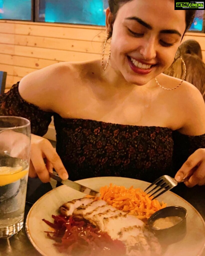 Simi Chahal Instagram - stages of a foodie at the Restaurant 😅 #foodie #lovefood #HealthyFoodObsessionTheseDays 🙊 #SimiDoesntShareFood🥲 #ForRealTho🤷🏻‍♀️