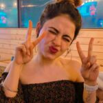 Simi Chahal Instagram - stages of a foodie at the Restaurant 😅 #foodie #lovefood #HealthyFoodObsessionTheseDays 🙊 #SimiDoesntShareFood🥲 #ForRealTho🤷🏻‍♀️