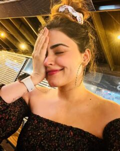 Simi Chahal Instagram - stages of a foodie at the Restaurant 😅 #foodie #lovefood #HealthyFoodObsessionTheseDays 🙊 #SimiDoesntShareFood🥲 #ForRealTho🤷🏻‍♀️