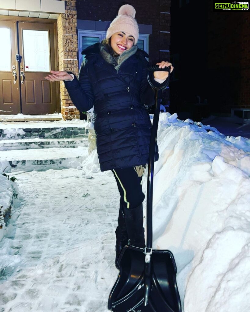 Simi Chahal Instagram - Do you want to build a snowman ?? ⛄️ #mandatory posing sesh 😅❄️ #snow #posing #canada #fun #fam
