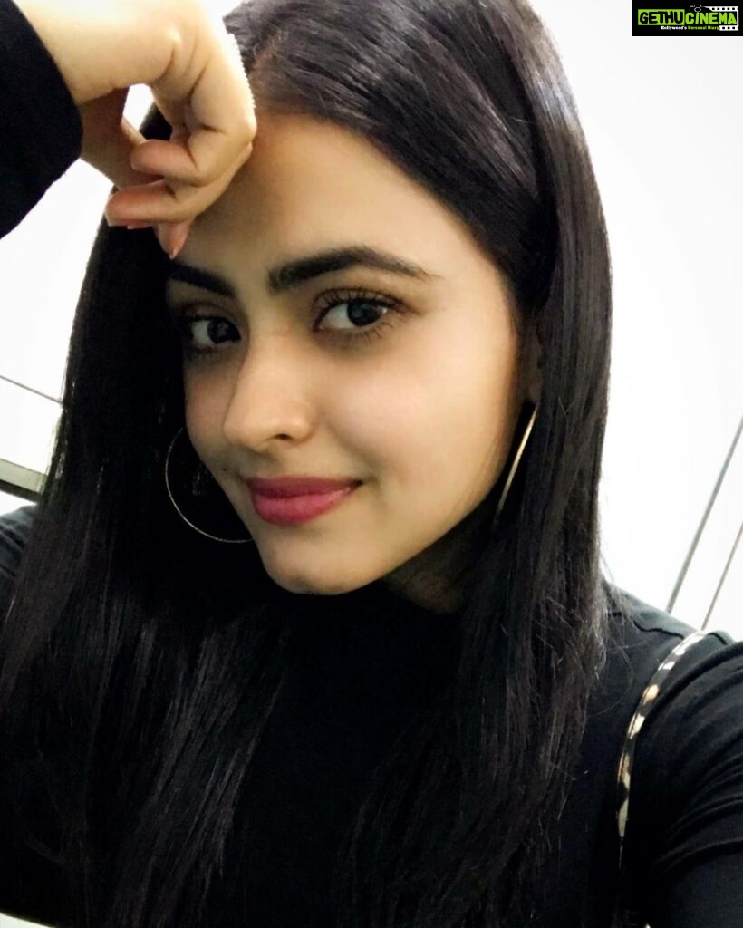 Simi Chahal Instagram - Swipe for my ittu si smile 🤌🏼🙂 #nofilter #selfie