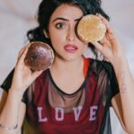 Simi Chahal Instagram - #DonutWorry 🍩 saying “No” to artificial sugar all of a sudden has been a journey for me, and definitely not an easy one being a hardcore sweet-tooth since childhood. I still struggle everyday with not eating anything sweet that is too harmful for my body. But it’s a process and it will go on forever i guess 🤷🏻‍♀️ But hurrayyy to a wholesome lifestyle with CHEAT DAYS included 😍😬🤪🎉 #WholesomeEating 💚