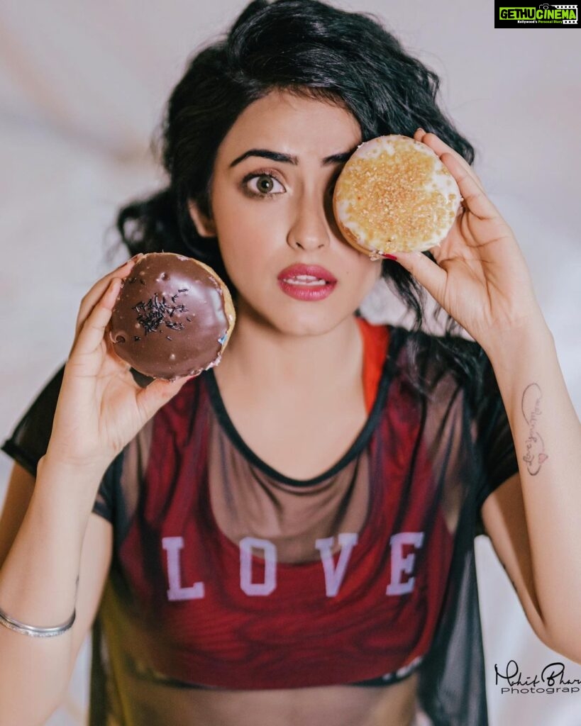 Simi Chahal Instagram - #DonutWorry 🍩 saying “No” to artificial sugar all of a sudden has been a journey for me, and definitely not an easy one being a hardcore sweet-tooth since childhood. I still struggle everyday with not eating anything sweet that is too harmful for my body. But it’s a process and it will go on forever i guess 🤷🏻‍♀️ But hurrayyy to a wholesome lifestyle with CHEAT DAYS included 😍😬🤪🎉 #WholesomeEating 💚