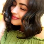 Simi Chahal Instagram - i think i miss my short black hair 🤔 #Throwback to the days when i took selfies. I have basically become a sloth in terms of phones/technology and social media now 🦥🤷🏻‍♀️ #GrowingTooOldTooEarlyMentally😅