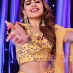 Simi Chahal Instagram - i don’t care what i look like when i dance 💃🏻 Looking good is the last thing on my mind while dancing; having funnnn is the first 😬😆😝🤟🏼 kadi kadi “discarded” photos vi upload karniya chahidya ne Social Media te specially when you want to show off your exercise mehnattt 😂🤪💪🏼 What song do you think i was dancing on here ?? Guess karo😄