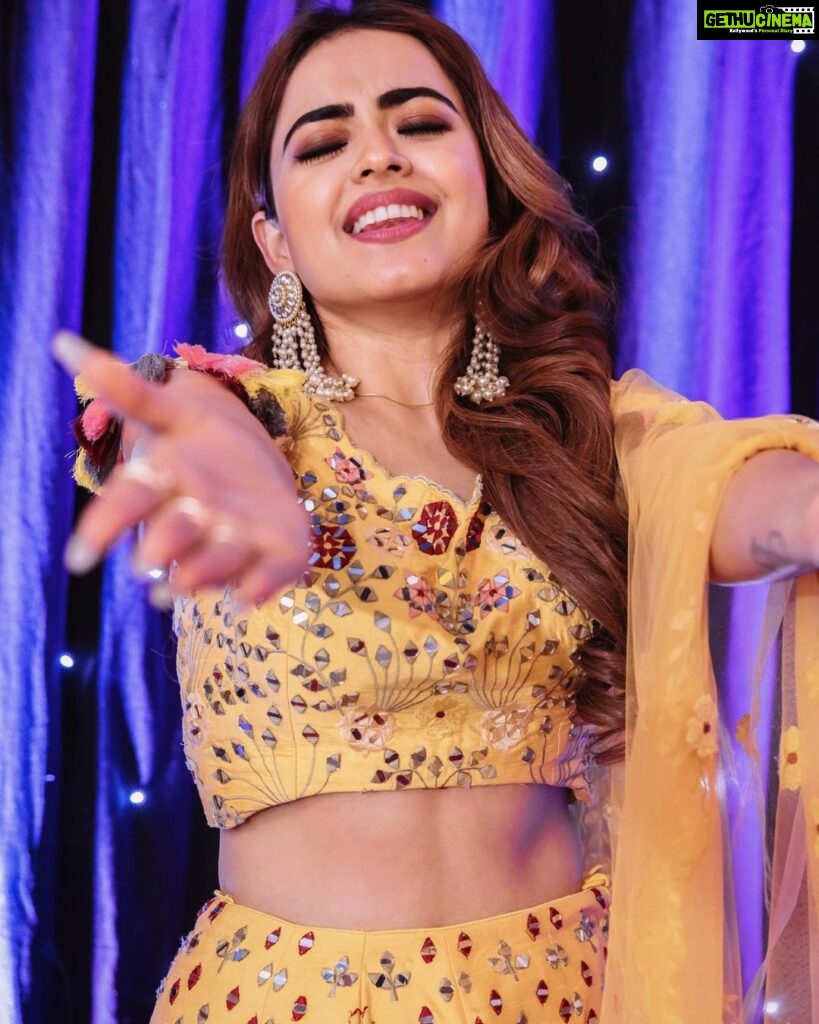 Simi Chahal Instagram - i don’t care what i look like when i dance 💃🏻 Looking good is the last thing on my mind while dancing; having funnnn is the first 😬😆😝🤟🏼 kadi kadi “discarded” photos vi upload karniya chahidya ne Social Media te specially when you want to show off your exercise mehnattt 😂🤪💪🏼 What song do you think i was dancing on here ?? Guess karo😄