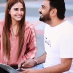 Simi Chahal Instagram – Candid moments with this pure soul. Such an amazinggg writer just like the kind of human he is @onlyrakeshdhawan 🤗💛
#SuperTalentedMaalik
#BlessedWithTheBestTeam🙏🏼
LOCATION : Chal Mera Putt 3