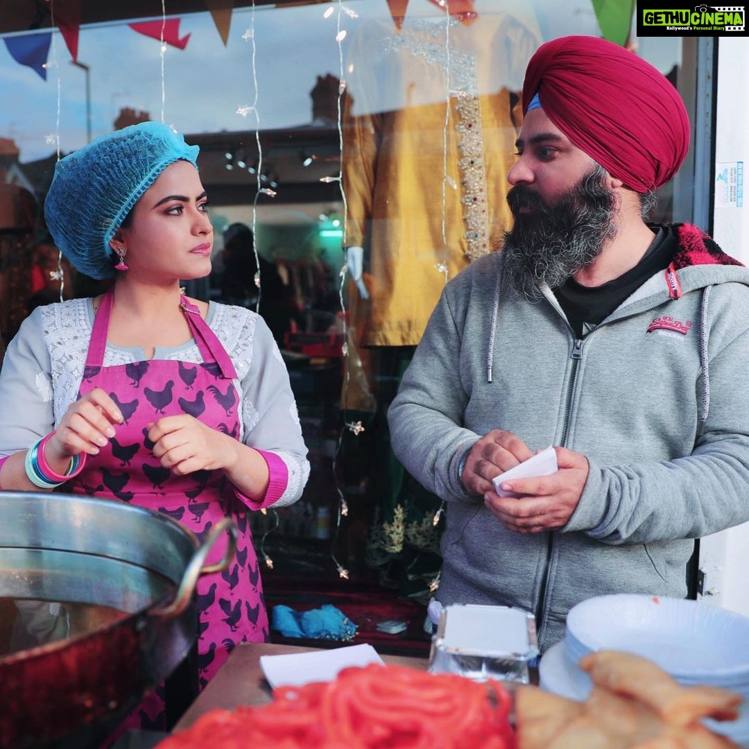Simi Chahal Instagram - the sweetesttttt and the calmest human on the sets @janjotsingh 💛 May we always keep on working, learning and growing together 🤗 #MostHardworkingDirectorSaab #BlessedWithTheBestTeam🙏🏼 LOCATION : Golak, Bugni, Bank te Batua 2