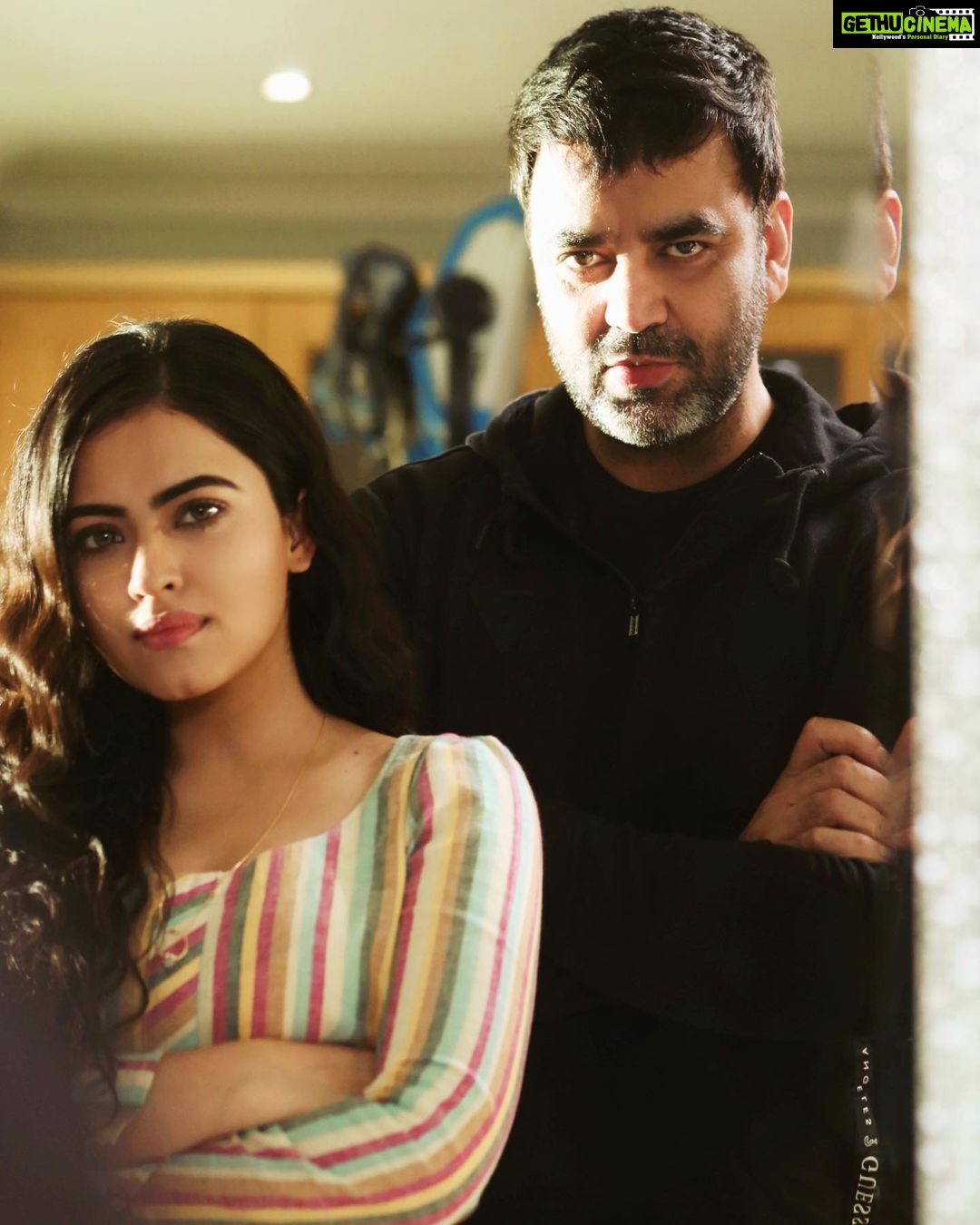 Simi Chahal Instagram - Get well soooon Paaaji π€πͺπΌ Like family; an elder brother who has always got my back. Thank you for considering me a part of @rhythmboyzentertainment team Paaji. Blessed to have your guidance and support ππΌπ LOCATION : Golak, Bugni, Bank te Batua 2