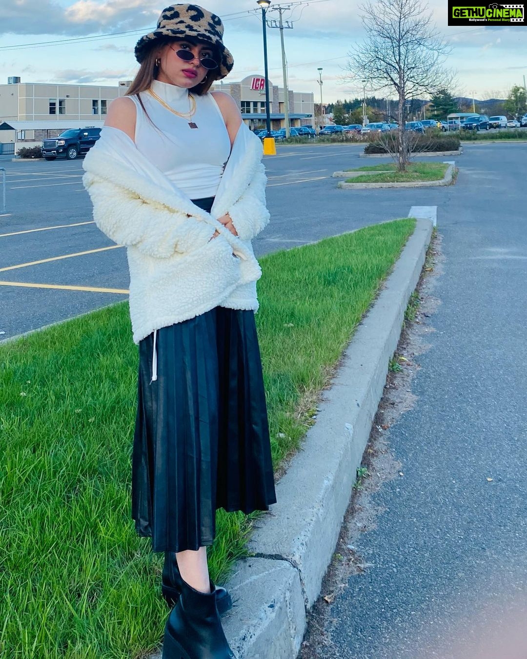 Simi Chahal Instagram - eventually running towards the sunshine ✨