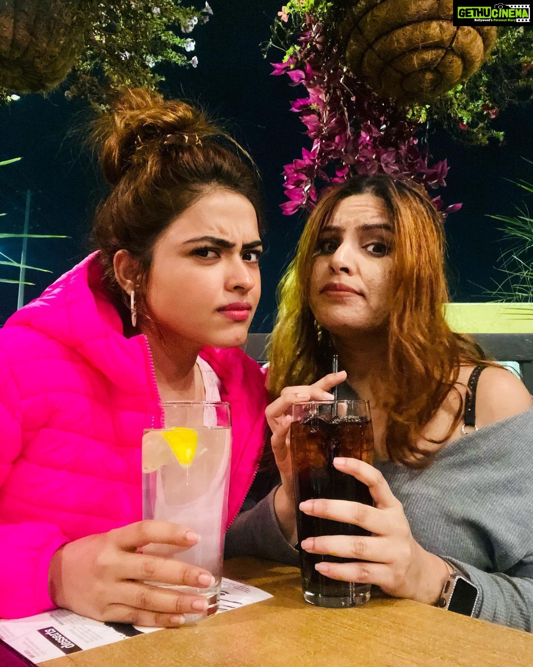 Simi Chahal Instagram - this is what happens while we wait for our food(everytime)😂 i guess that’s what sisters do 🤷🏻♀️👯♀️ @rosecaur you are some awesome alien trapped in a human body 💘 #LoveYouToDeath💟 #YouCantSitWithUs kinda expressions 🥲🤣 #SisterLove❤️ #foodie #fun #love Swipe till the end for a video of me falling in love with my meal 👉🏼 Toronto, Ontario