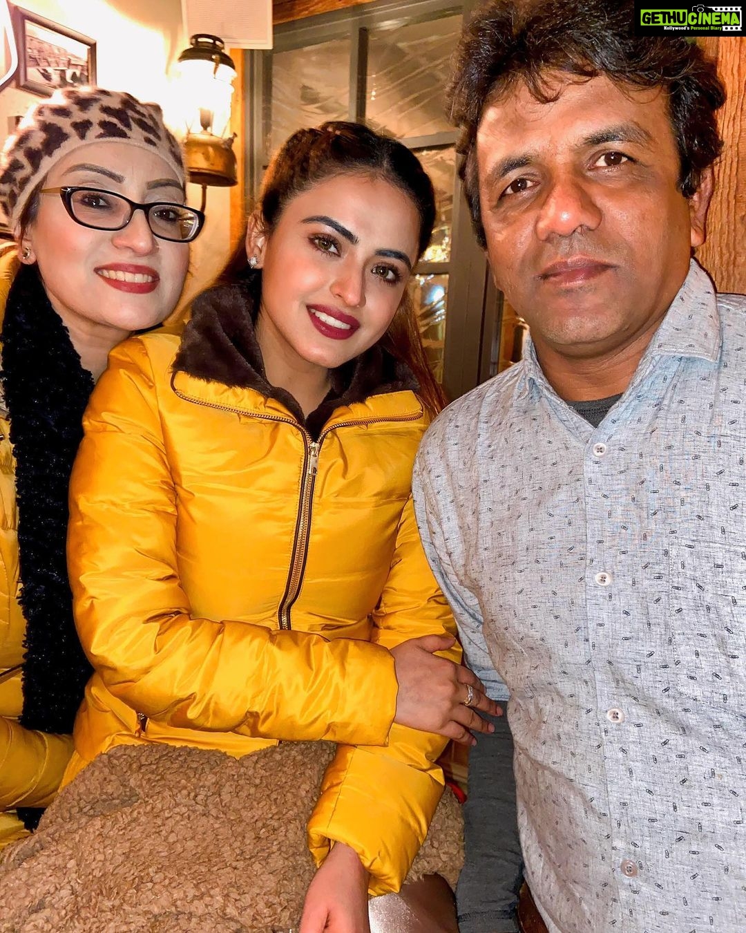 Simi Chahal Instagram - My team that makes me look like Savy🥰💛 Makeup Dada - @prabhakarchande_makeupartist 🤍 Hairstylist - @rkrmakeup 🤍 #TeamWorkisDreamWork✨ #iLoveMyTeam💘 @chalmeraputt2 ❤️ @rhythmboyzentertainment 🧿