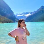 Simi Chahal Instagram - place so breathtakingly beautiful that it looks photoshopped 😱😌 Location : Lake Louise, Banff (Alberta). Lake Louise Banff