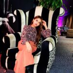 Simi Chahal Instagram - Last photo was supposed to be the first one, but then i changed my mind🤷🏻‍♀️ Swipe to see Uncle on the wall judging @rkrmakeup for clicking 500 pictures of me at the same spot😅 Wasn’t her idea though🤪