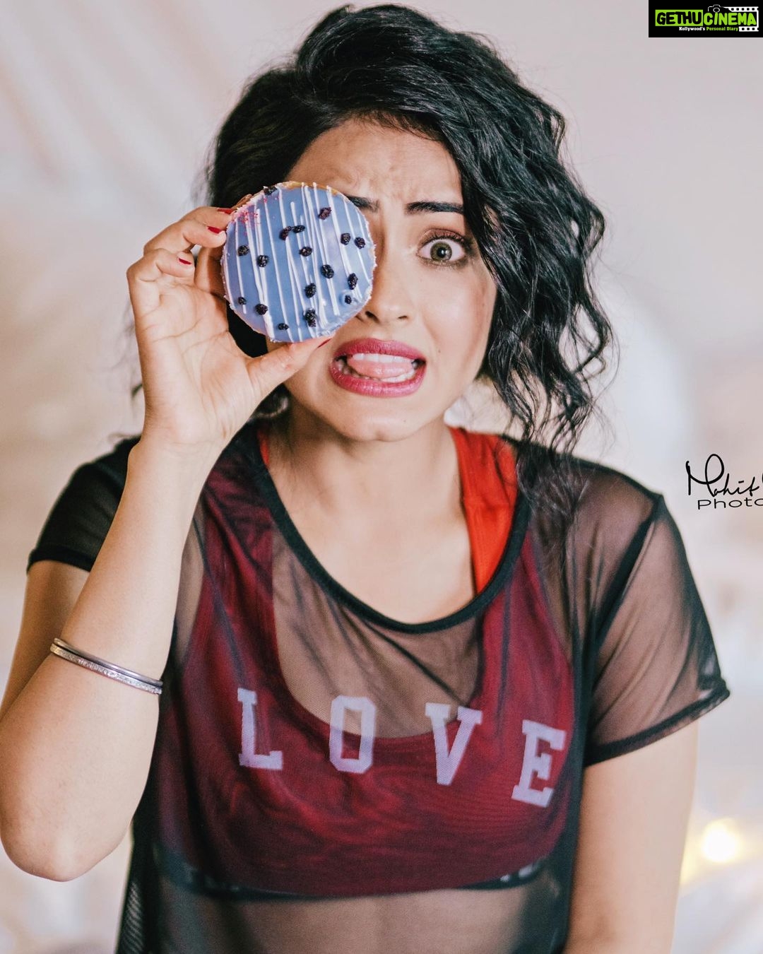 Simi Chahal Instagram - #DonutWorry π© saying βNoβ to artificial sugar all of a sudden has been a journey for me, and definitely not an easy one being a hardcore sweet-tooth since childhood. I still struggle everyday with not eating anything sweet that is too harmful for my body. But itβs a process and it will go on forever i guess π€·π»ββοΈ But hurrayyy to a wholesome lifestyle with CHEAT DAYS included ππ¬π€ͺπ #WholesomeEating π