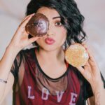 Simi Chahal Instagram - #DonutWorry 🍩 saying “No” to artificial sugar all of a sudden has been a journey for me, and definitely not an easy one being a hardcore sweet-tooth since childhood. I still struggle everyday with not eating anything sweet that is too harmful for my body. But it’s a process and it will go on forever i guess 🤷🏻‍♀️ But hurrayyy to a wholesome lifestyle with CHEAT DAYS included 😍😬🤪🎉 #WholesomeEating 💚