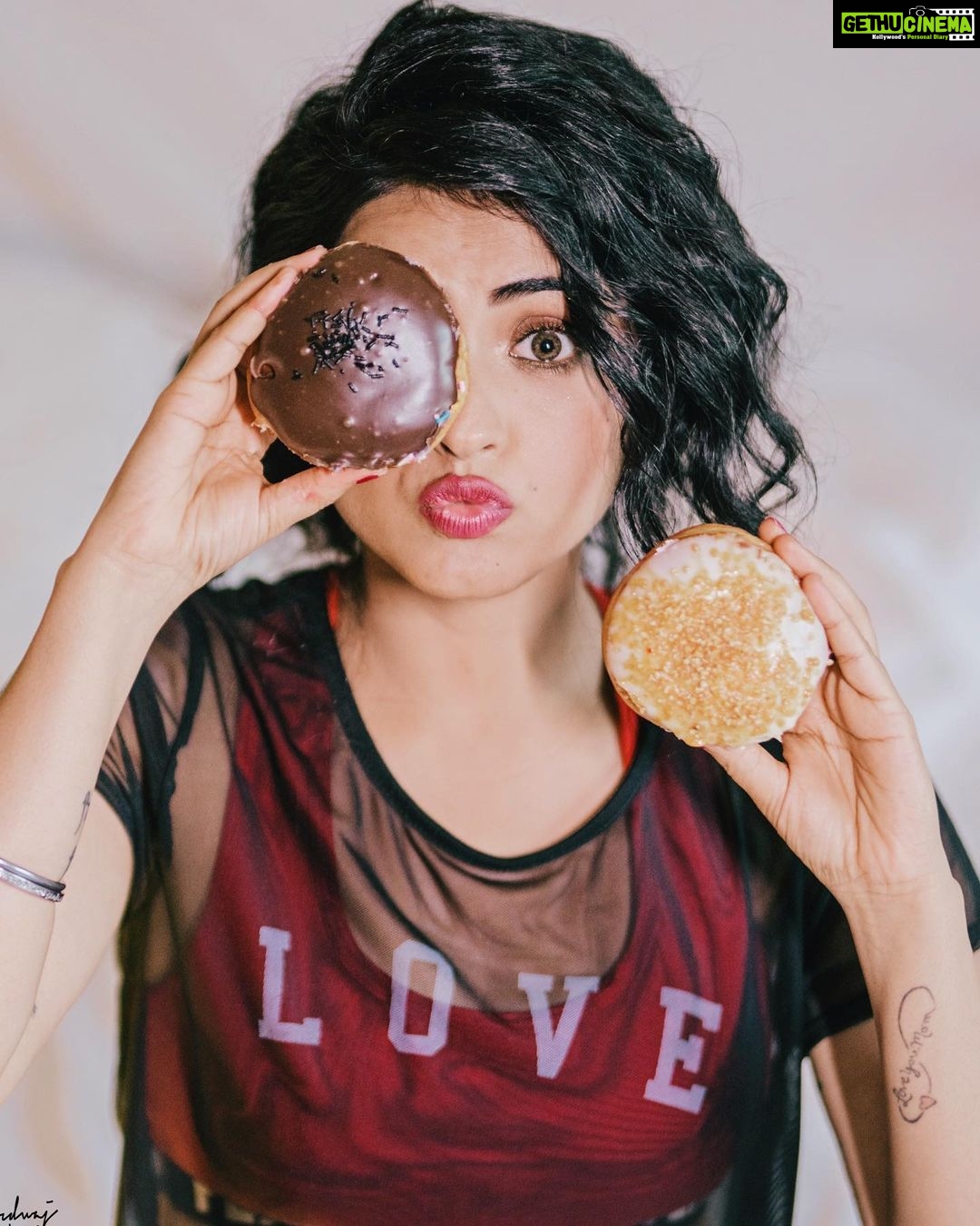 Simi Chahal Instagram - #DonutWorry π© saying βNoβ to artificial sugar all of a sudden has been a journey for me, and definitely not an easy one being a hardcore sweet-tooth since childhood. I still struggle everyday with not eating anything sweet that is too harmful for my body. But itβs a process and it will go on forever i guess π€·π»ββοΈ But hurrayyy to a wholesome lifestyle with CHEAT DAYS included ππ¬π€ͺπ #WholesomeEating π