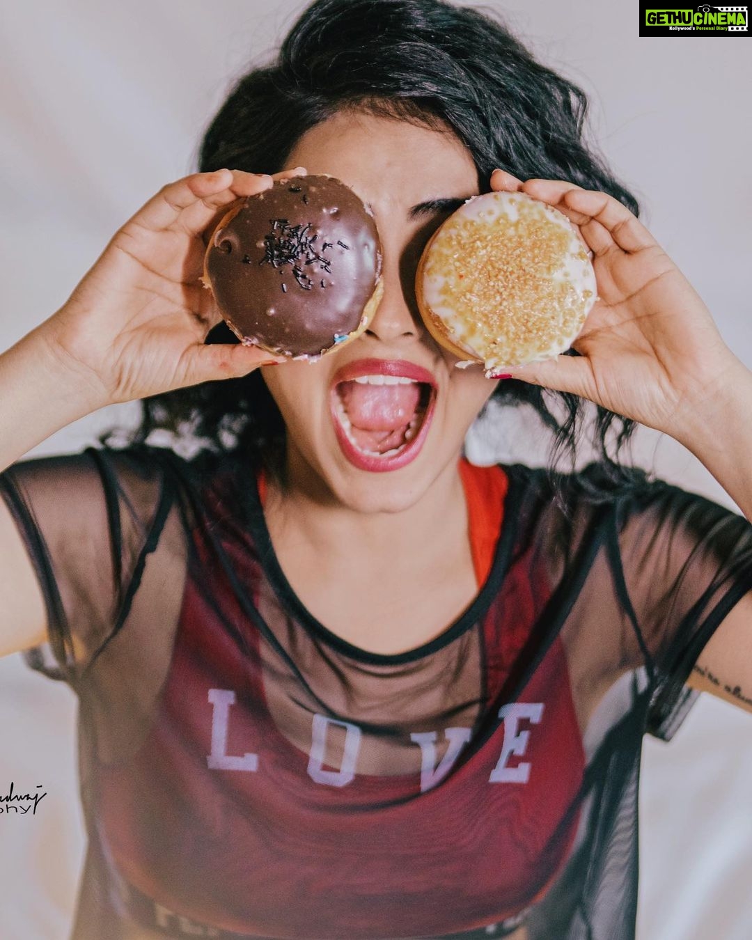 Simi Chahal Instagram - #DonutWorry π© saying βNoβ to artificial sugar all of a sudden has been a journey for me, and definitely not an easy one being a hardcore sweet-tooth since childhood. I still struggle everyday with not eating anything sweet that is too harmful for my body. But itβs a process and it will go on forever i guess π€·π»ββοΈ But hurrayyy to a wholesome lifestyle with CHEAT DAYS included ππ¬π€ͺπ #WholesomeEating π