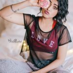 Simi Chahal Instagram - #DonutWorry 🍩 saying “No” to artificial sugar all of a sudden has been a journey for me, and definitely not an easy one being a hardcore sweet-tooth since childhood. I still struggle everyday with not eating anything sweet that is too harmful for my body. But it’s a process and it will go on forever i guess 🤷🏻‍♀️ But hurrayyy to a wholesome lifestyle with CHEAT DAYS included 😍😬🤪🎉 #WholesomeEating 💚