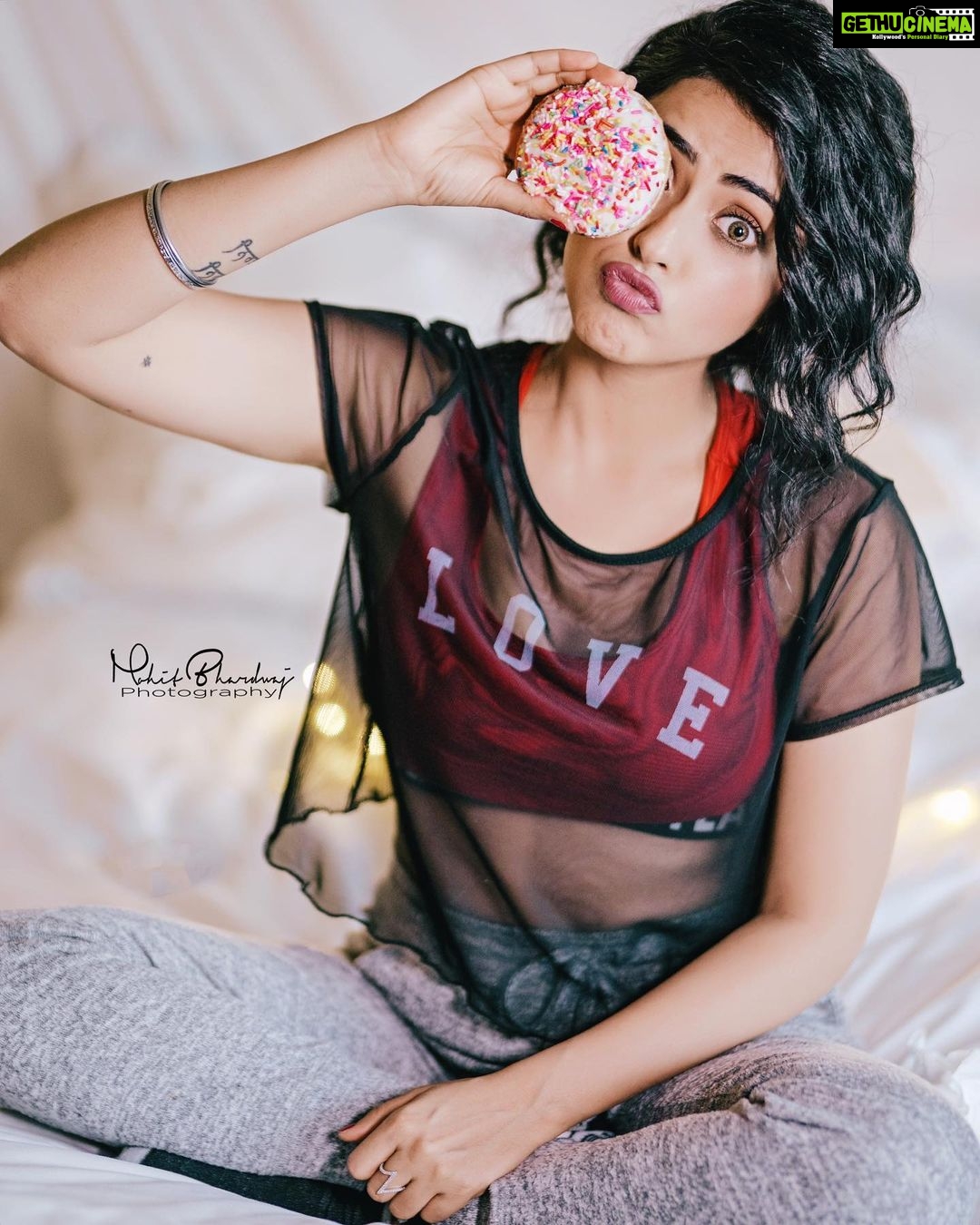 Simi Chahal Instagram - #DonutWorry π© saying βNoβ to artificial sugar all of a sudden has been a journey for me, and definitely not an easy one being a hardcore sweet-tooth since childhood. I still struggle everyday with not eating anything sweet that is too harmful for my body. But itβs a process and it will go on forever i guess π€·π»ββοΈ But hurrayyy to a wholesome lifestyle with CHEAT DAYS included ππ¬π€ͺπ #WholesomeEating π