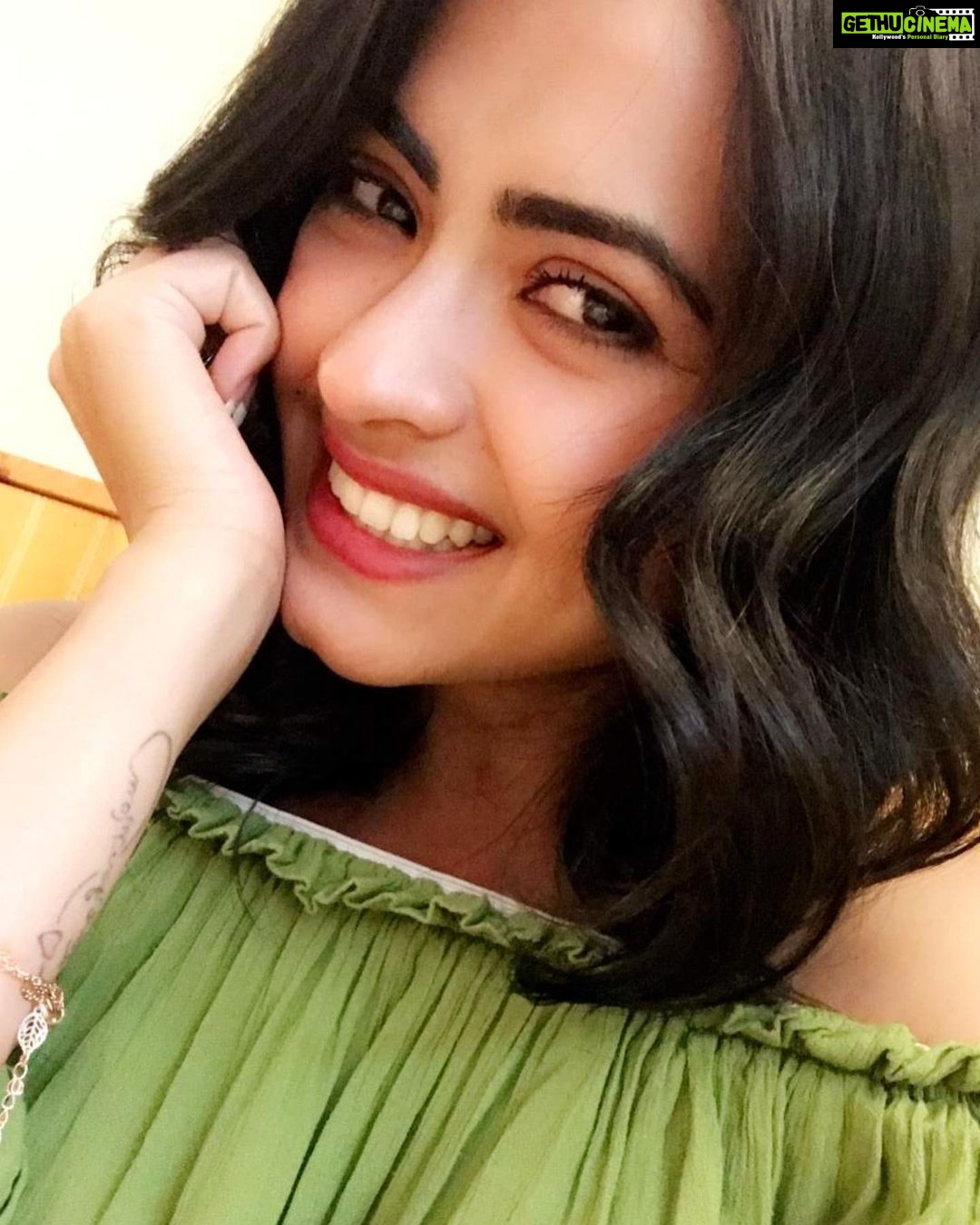 Simi Chahal Instagram - i think i miss my short black hair 🤔 #Throwback to the days when i took selfies. I have basically become a sloth in terms of phones/technology and social media now 🦥🤷🏻♀️ #GrowingTooOldTooEarlyMentally😅