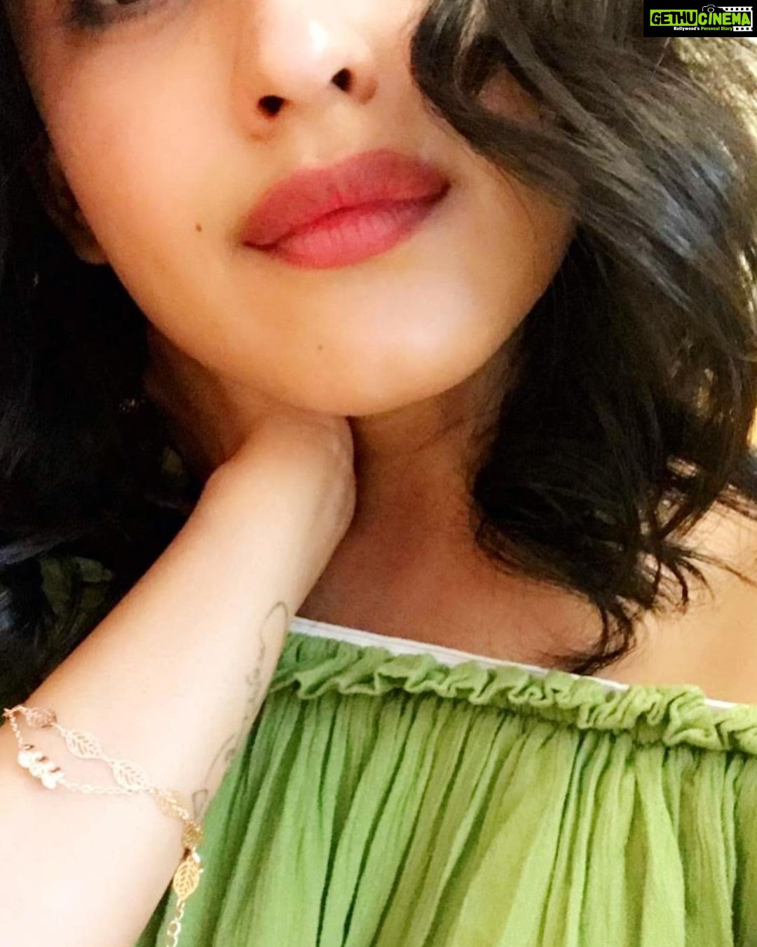 Simi Chahal Instagram - i think i miss my short black hair 🤔 #Throwback to the days when i took selfies. I have basically become a sloth in terms of phones/technology and social media now 🦥🤷🏻♀️ #GrowingTooOldTooEarlyMentally😅