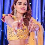 Simi Chahal Instagram - i don’t care what i look like when i dance 💃🏻 Looking good is the last thing on my mind while dancing; having funnnn is the first 😬😆😝🤟🏼 kadi kadi “discarded” photos vi upload karniya chahidya ne Social Media te specially when you want to show off your exercise mehnattt 😂🤪💪🏼 What song do you think i was dancing on here ?? Guess karo😄