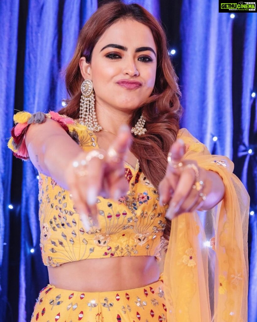 Simi Chahal Instagram - i don’t care what i look like when i dance 💃🏻 Looking good is the last thing on my mind while dancing; having funnnn is the first 😬😆😝🤟🏼 kadi kadi “discarded” photos vi upload karniya chahidya ne Social Media te specially when you want to show off your exercise mehnattt 😂🤪💪🏼 What song do you think i was dancing on here ?? Guess karo😄