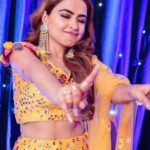 Simi Chahal Instagram - i don’t care what i look like when i dance 💃🏻 Looking good is the last thing on my mind while dancing; having funnnn is the first 😬😆😝🤟🏼 kadi kadi “discarded” photos vi upload karniya chahidya ne Social Media te specially when you want to show off your exercise mehnattt 😂🤪💪🏼 What song do you think i was dancing on here ?? Guess karo😄