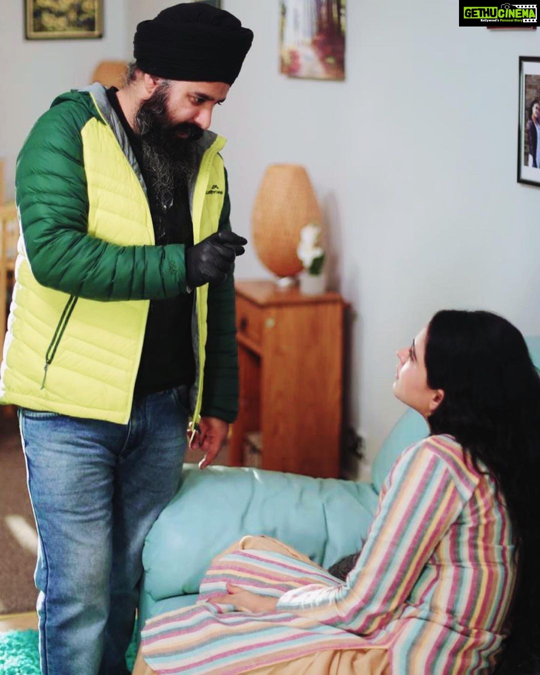 Simi Chahal Instagram - the sweetesttttt and the calmest human on the sets @janjotsingh 💛 May we always keep on working, learning and growing together 🤗 #MostHardworkingDirectorSaab #BlessedWithTheBestTeam🙏🏼 LOCATION : Golak, Bugni, Bank te Batua 2