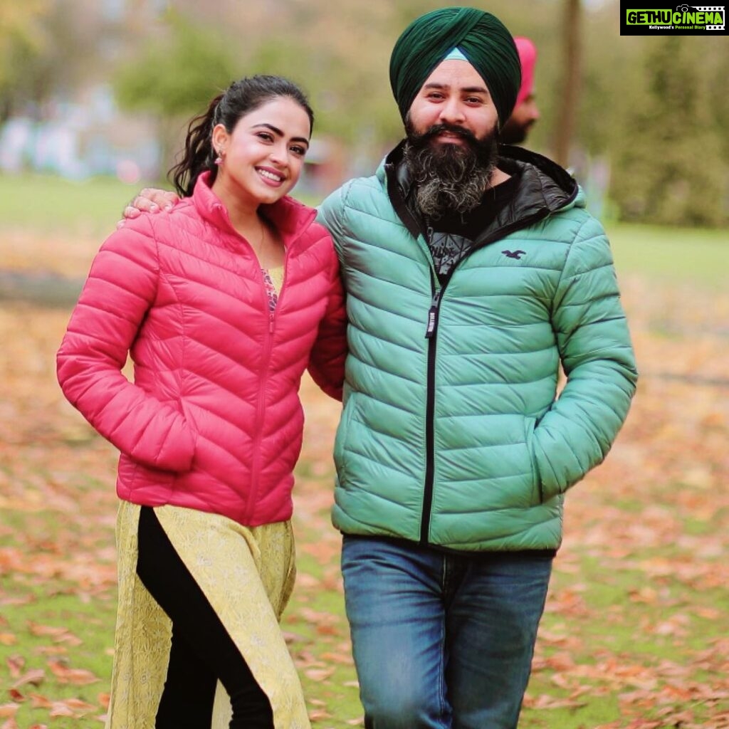 Simi Chahal Instagram - the sweetesttttt and the calmest human on the sets @janjotsingh 💛 May we always keep on working, learning and growing together 🤗 #MostHardworkingDirectorSaab #BlessedWithTheBestTeam🙏🏼 LOCATION : Golak, Bugni, Bank te Batua 2