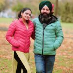 Simi Chahal Instagram - the sweetesttttt and the calmest human on the sets @janjotsingh 💛 May we always keep on working, learning and growing together 🤗 #MostHardworkingDirectorSaab #BlessedWithTheBestTeam🙏🏼 LOCATION : Golak, Bugni, Bank te Batua 2