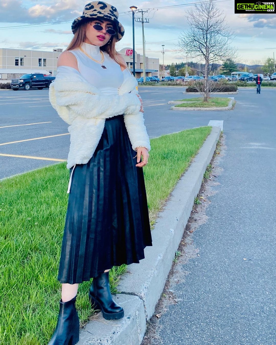Simi Chahal Instagram - eventually running towards the sunshine ✨