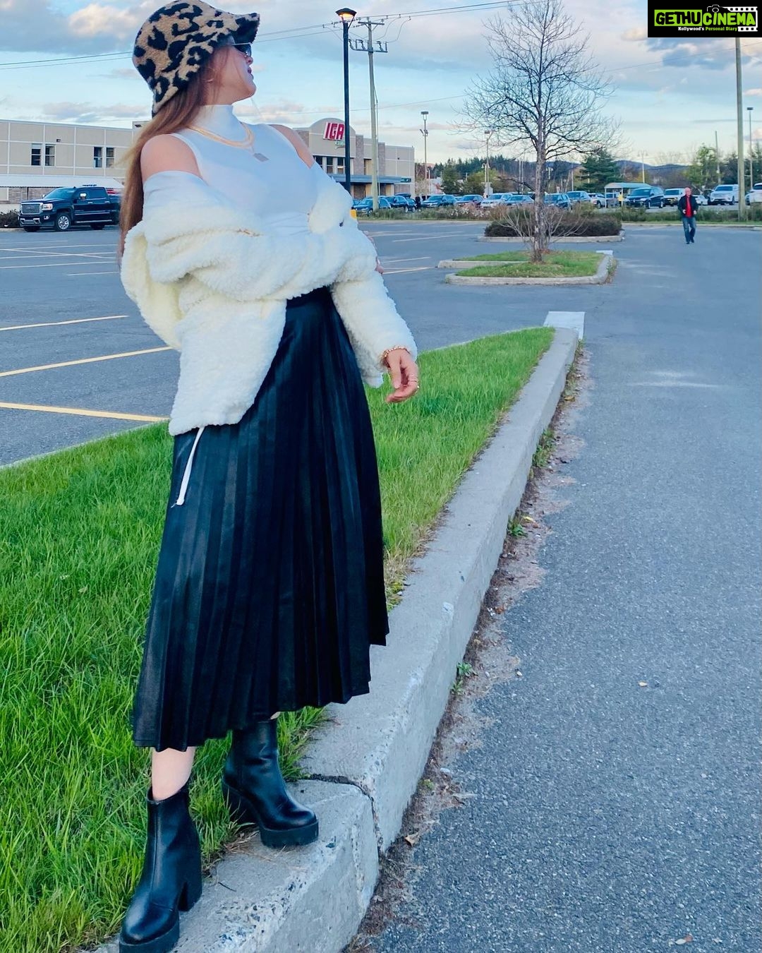 Simi Chahal Instagram - eventually running towards the sunshine ✨
