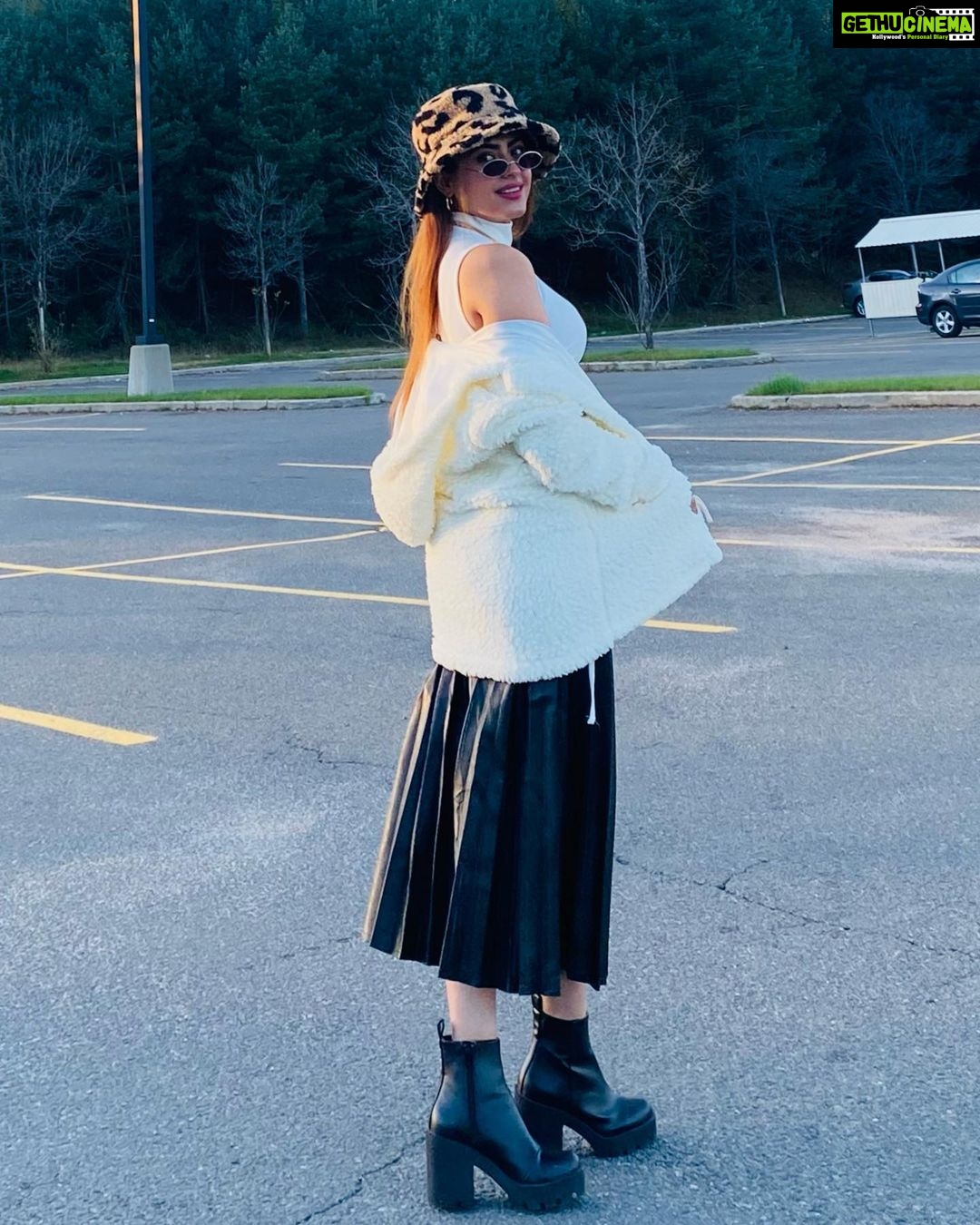 Simi Chahal Instagram - eventually running towards the sunshine ✨